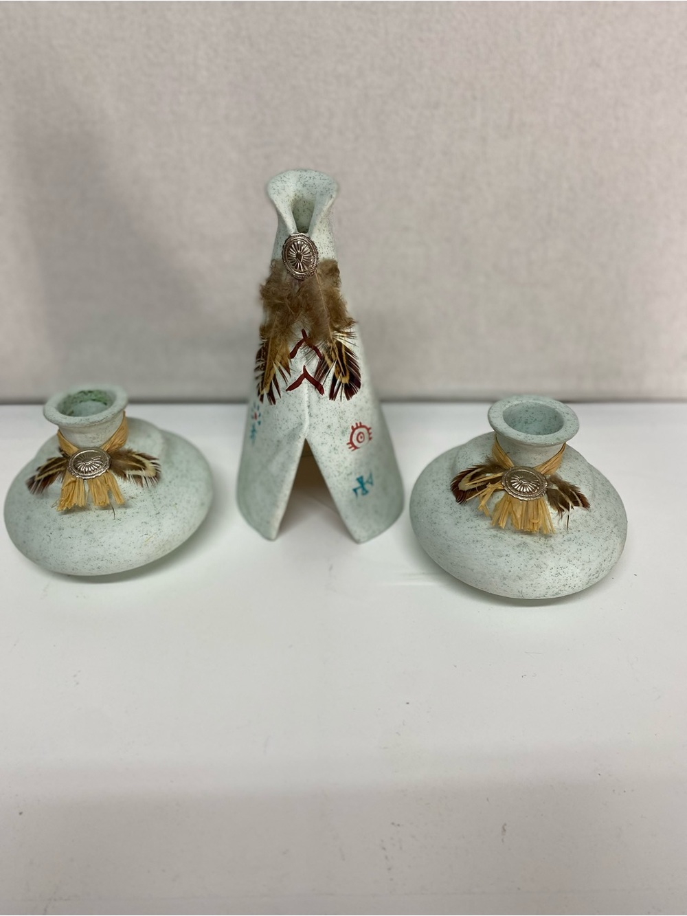 Ceramic tee pee with two small vases
Native American Green READ